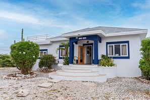 Exterior - Villa Amarc: Family Fun, Kite Surf, Balcony View minutes to Rodgers/Baby Beach! (San Nicolas)