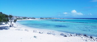 Villa Amarc: Family Fun, Kite Surf, Balcony View minutes to Rodgers/Baby Beach!