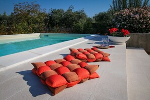 Piscine extérieure (ouverte en saison), parasols de plage