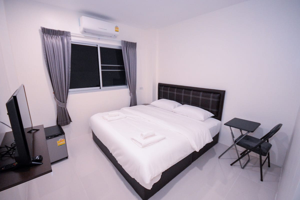 Standard Double Room | Desk, WiFi (free)