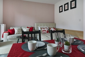 Studio Supérieur, 1 très grand lit et 1 canapé-lit | Cuisine privée | Réfrigérateur, micro-ondes, four, plaque de cuisson