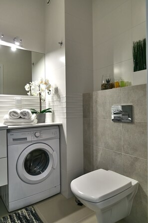 Estúdio superior, 1 cama King e sofá-cama | Banheiro | Chuveiro, chuveiro com efeito de chuva, toalhas de banho 