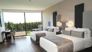 A modern hotel room with two beds, a desk, and a chair. - Hotel Sabana Park  (Cajicá)