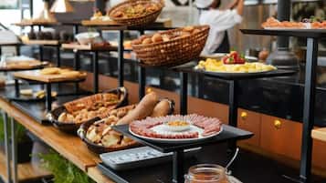 Montaje de bufé con diferentes alimentos y cestas sobre las mesas.