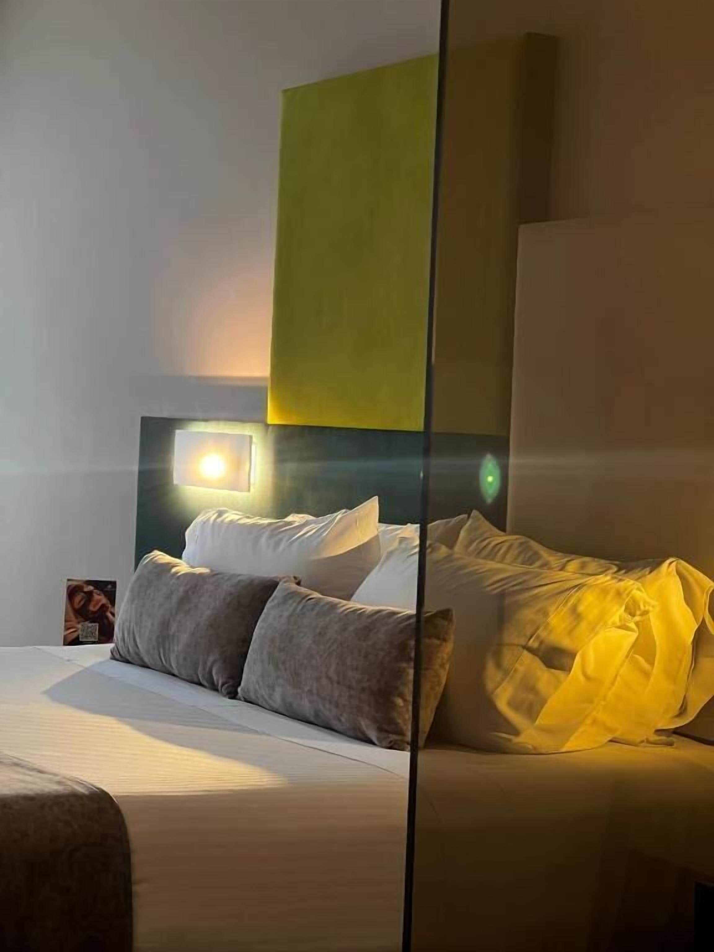 Chambre Deluxe | Minibar, coffres-forts dans les chambres, bureau, rideaux occultants