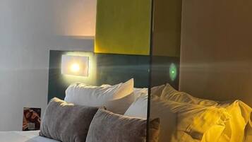 Chambre Deluxe | Minibar, coffres-forts dans les chambres, bureau, rideaux occultants