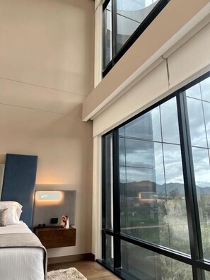 Rom – superior | Minibar, safe på rommet, skrivebord og blendingsgardiner