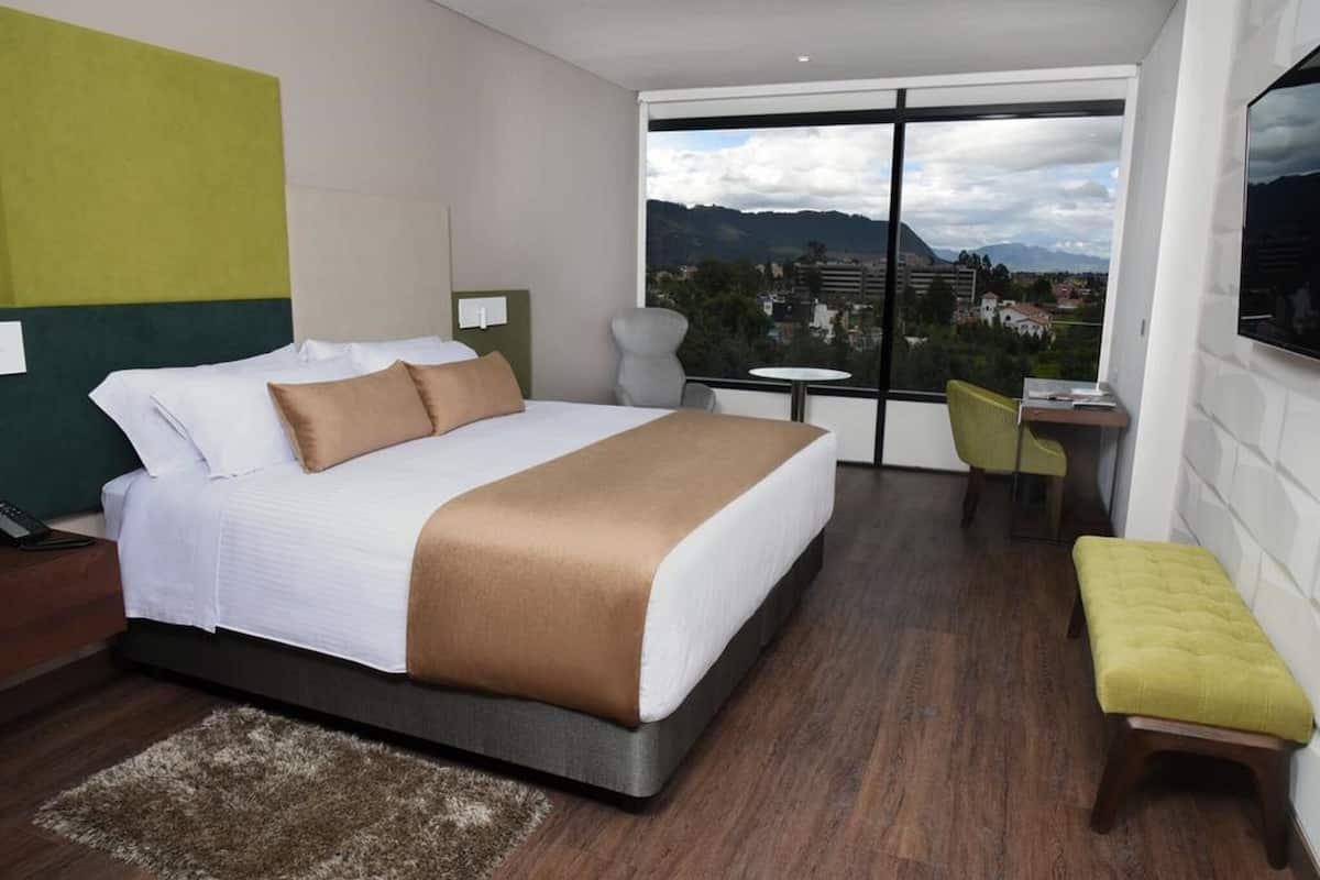 Minibar, caja fuerte, escritorio y cortinas opacas