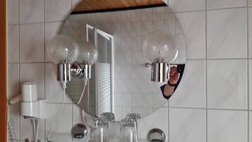 Een douche, gratis toiletartikelen, een haardroger, handdoeken