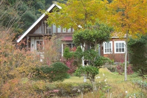 Log guest house with wide lawn garden