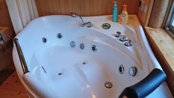 Duschwanne, Whirlpool, Haartrockner, Handtücher