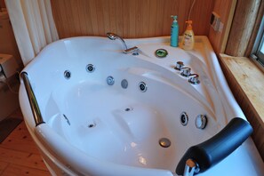 Duschwanne, Whirlpool, Haartrockner, Handtücher