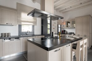 Senior-villa - havudsigt | Privat køkken | Køleskab/fryser i fuld størrelse, mikrobølgeovn, ovn, kogeplade