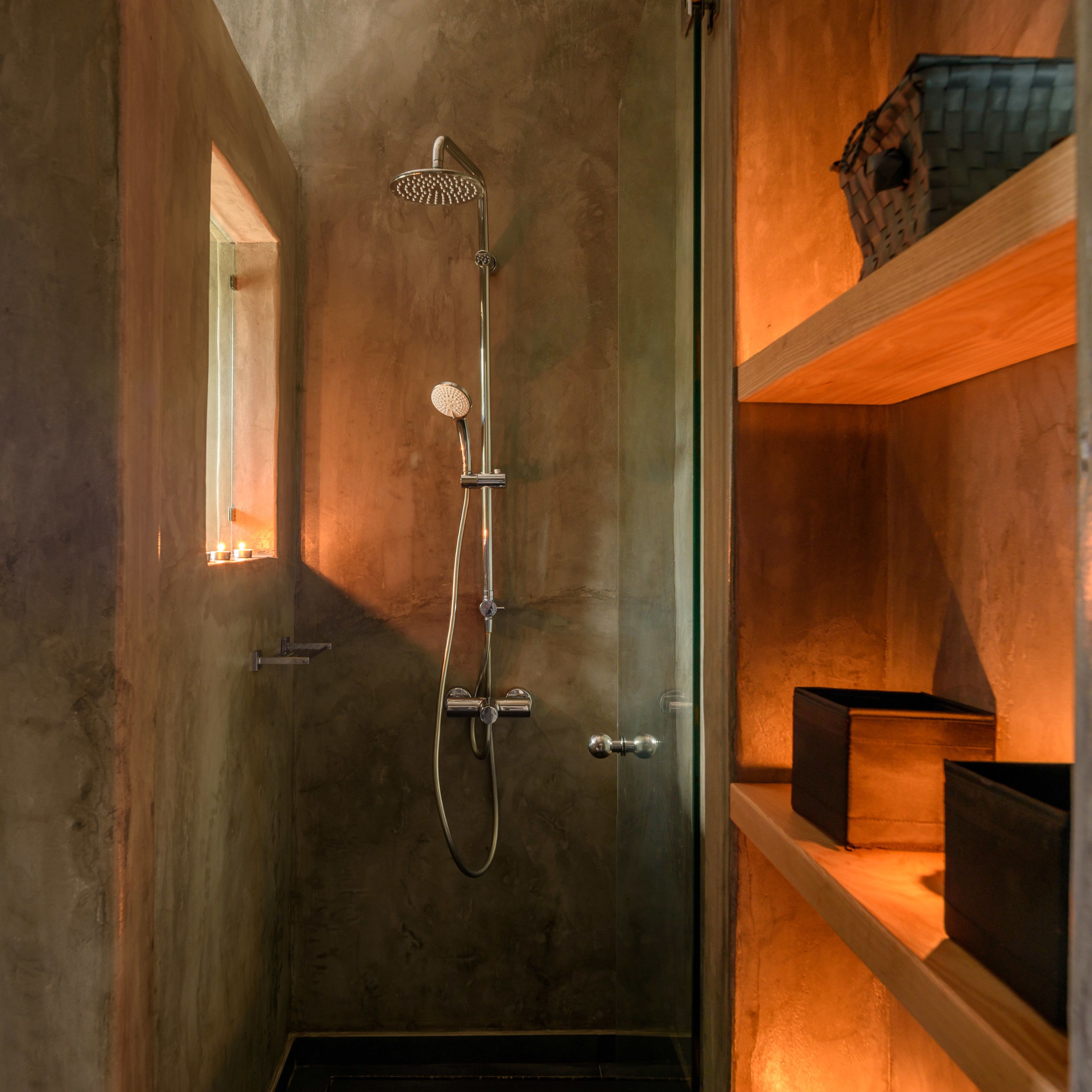Senior villa, uitzicht op zee | Badkamer | Een douche, gratis toiletartikelen, een haardroger, badjassen