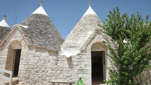 Ein Steinhaus mit kegelförmigen Dächern und Rundbögen.
