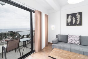 全景公寓, 1 张大床和 1 张沙发床, 海景 | 起居区 | 平板电视