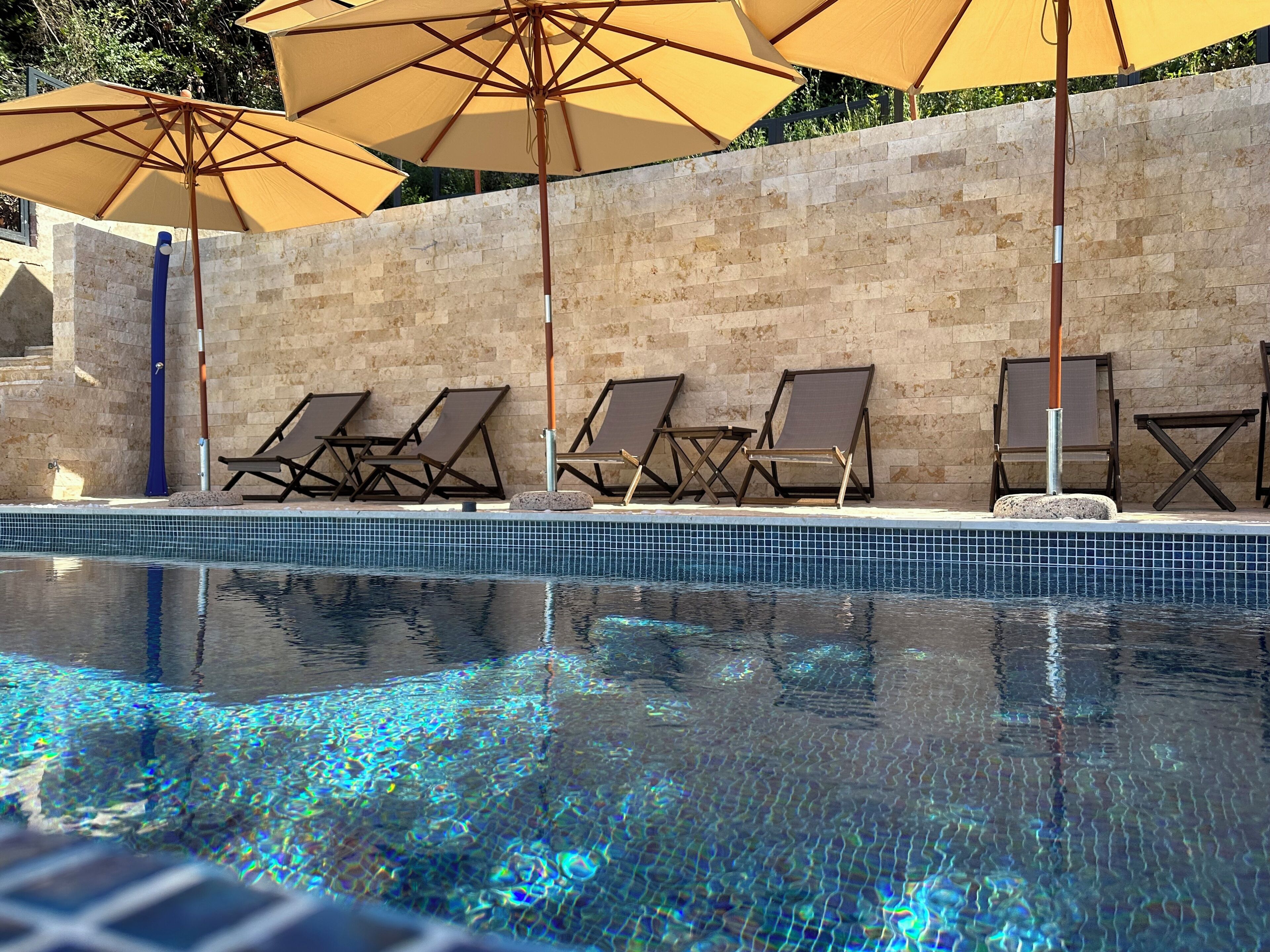 Una piscina al aire libre de temporada