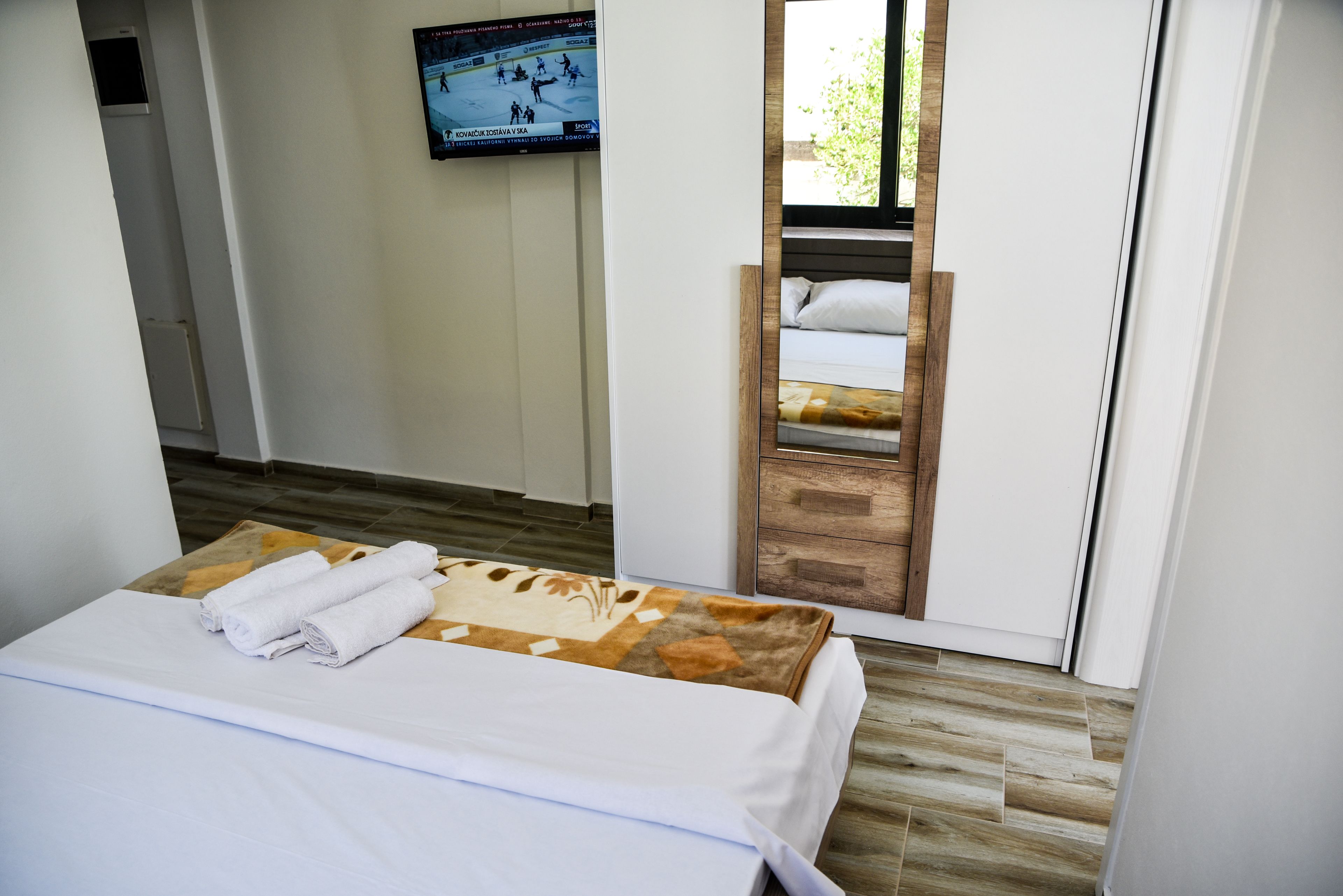 Iron/ironing board, free WiFi, bed sheets