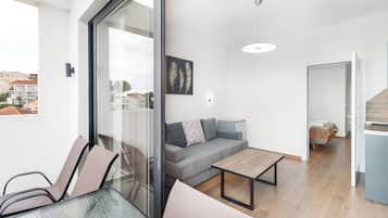 Panoramic-Apartment, 1 Queen-Bett und Schlafsofa, Meerblick | Wohnbereich | Flachbildfernseher