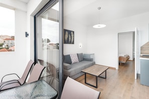 Apartamento panorámico, 1 cama de matrimonio con sofá cama, vistas al mar | Zona de estar | Una televisión de pantalla plana