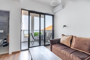 Leilighet – panorama, 1 queensize-seng med sovesofa, sjøutsikt | Strykejern/-brett, wi-fi (inkludert) og sengetøy