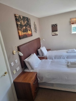 Classic Twin Room, Private Bathroom - The Moorings (Chester-le-Street)