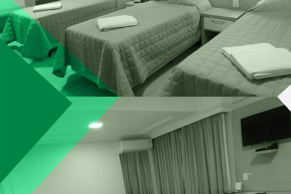 Trippelrum | Minibar, värdeförvaringsskåp på rummet och skrivbord