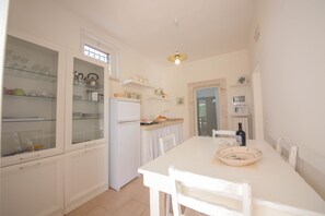 Fridge, stovetop, coffee/tea maker, electric kettle