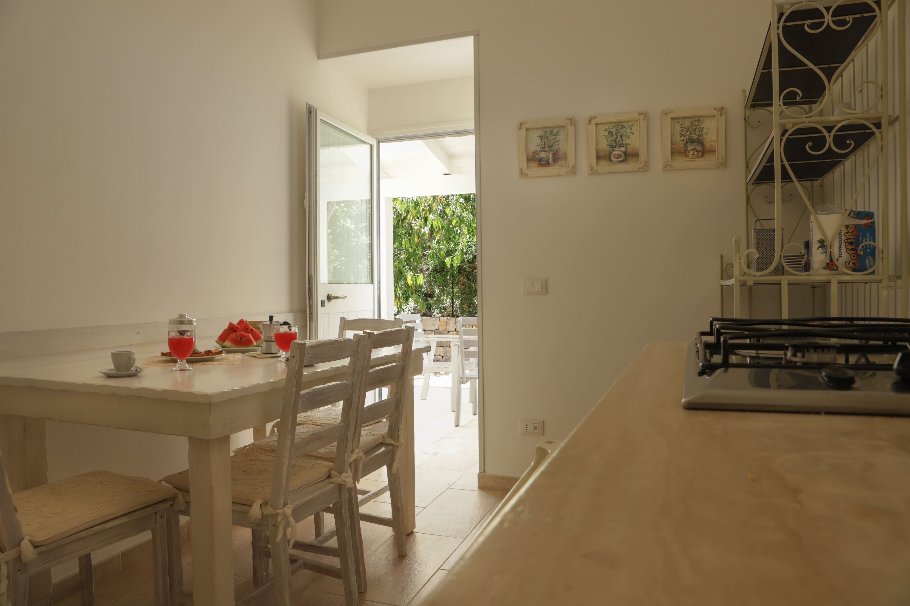 Refrigerador, parrilla de estufa, cafetera y tetera y tetera eléctrica 
