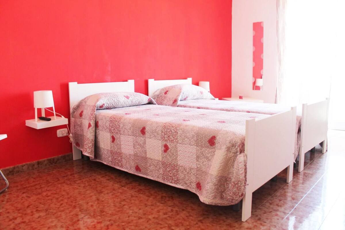 Camera con letto matrimoniale o 2 letti singoli, bagno privato (External) | Culle/letti per bambini (gratuiti), letti aggiuntivi (a pagamento)