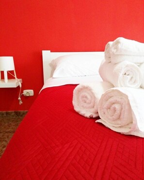 雙人或雙床房, 私人浴室 (External) | 免費搖籃/嬰兒床、折疊床/加床、免費無線上網、床單