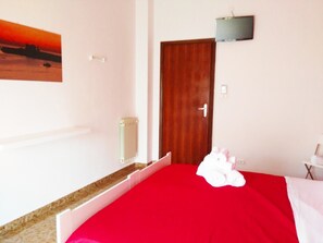 雙人或雙床房, 私人浴室 (External) | 免費搖籃/嬰兒床、折疊床/加床、免費無線上網、床單