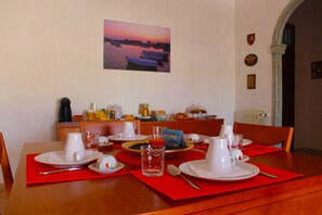 含每日吃到飽早餐