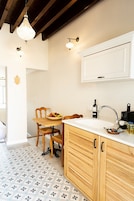 Deluxe Double Room, 1 Queen Bed | In-room dining