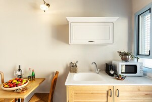 Quarto casal luxo, 1 cama Queen | Cozinha americana privada | Geladeira, micro-ondas, máquina de café expresso, cafeteira/chaleira