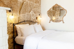 Deluxe Double Room, 1 Queen Bed | 1 bedroom, minibar, desk, soundproofing