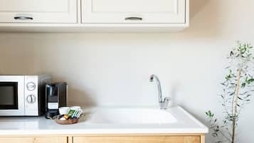 Habitación doble de lujo, 1 cama Queen size | Cocineta privada | Refrigerador, microondas, cafetera de espresso y cafetera y tetera