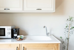 Refrigerador, microondas, cafetera expreso, cafetera/tetera