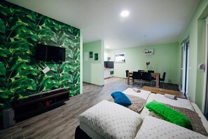 Huis | Woonruimte | Een 50-inch flatscreentelevisie met kabelzenders en een plasmatelevisie