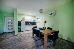 House | In-room dining