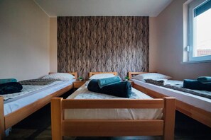 Huis | Geluiddichte muren, een strijkplank/strijkijzer, gratis babybedden