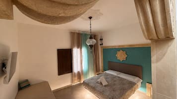 Deluxe driepersoonskamer | Luxe beddengoed, bedden met traagschuimmatras, een minibar