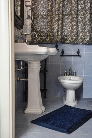 Dusche, kostenlose Toilettenartikel, Haartrockner, Bidet
