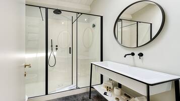 Suite, Terrace | Bathroom | Shower, rainfall showerhead, free toiletries, hair dryer