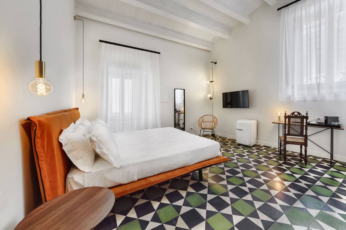 Premium bedding, minibar, in-room safe, desk