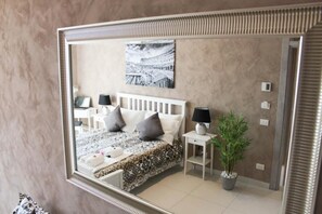 Una scrivania, tende oscuranti, insonorizzazione, ferro/asse da stiro