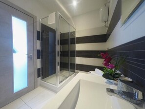 Shower, free toiletries, hair dryer, bidet - Domus Solis Vaticano (Rome)