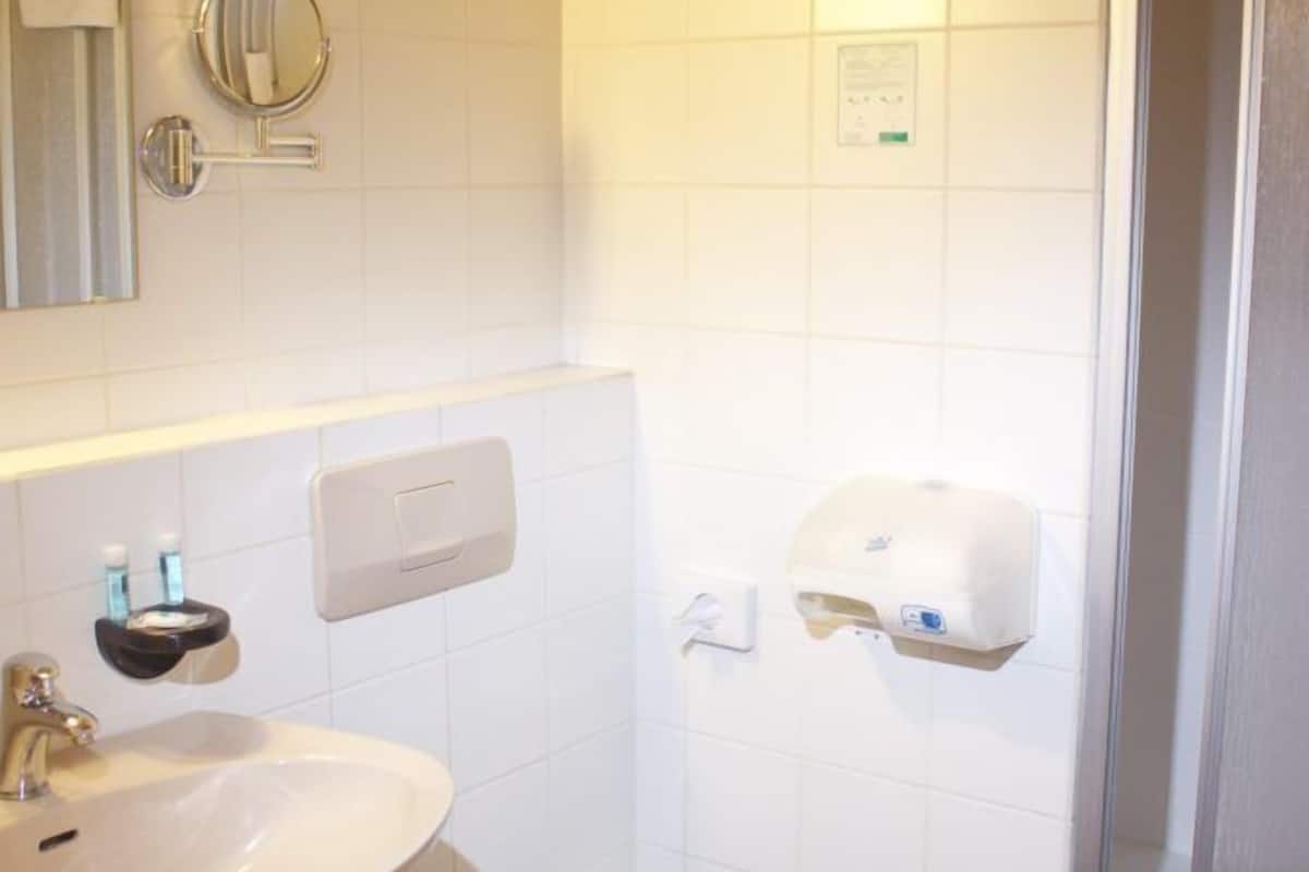 single room, 1 single bed | bathroom | shower, towels