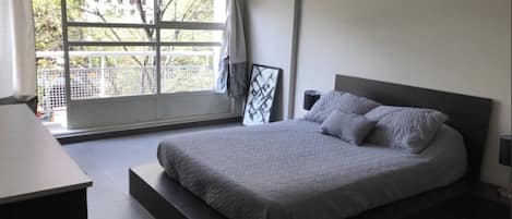 4 habitaciones, tabla de planchar con plancha, internet y ropa de cama