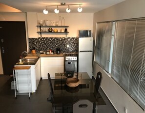 Microondas, cafetera y tetera y utensilios de cocina 